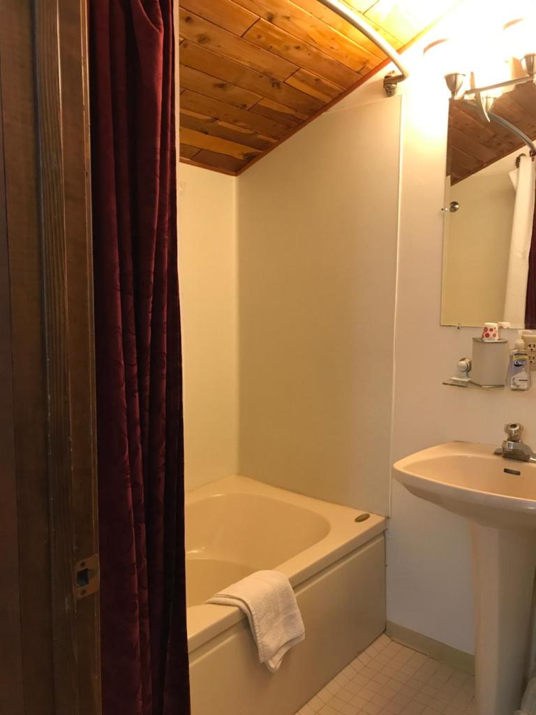 7 Gables Inn & Suites - Tap to explore photos