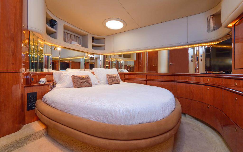 Luxury Yacht Hotel photo 4