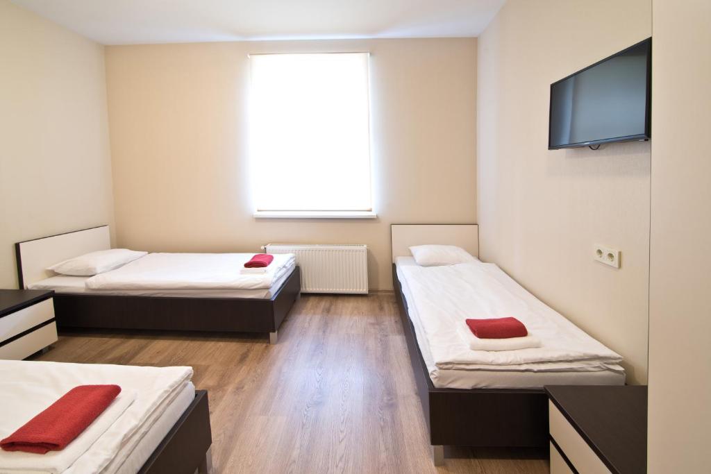 Трехместный (Трехместный номер с тремя односпальными кроватями), Bella Center Hotel