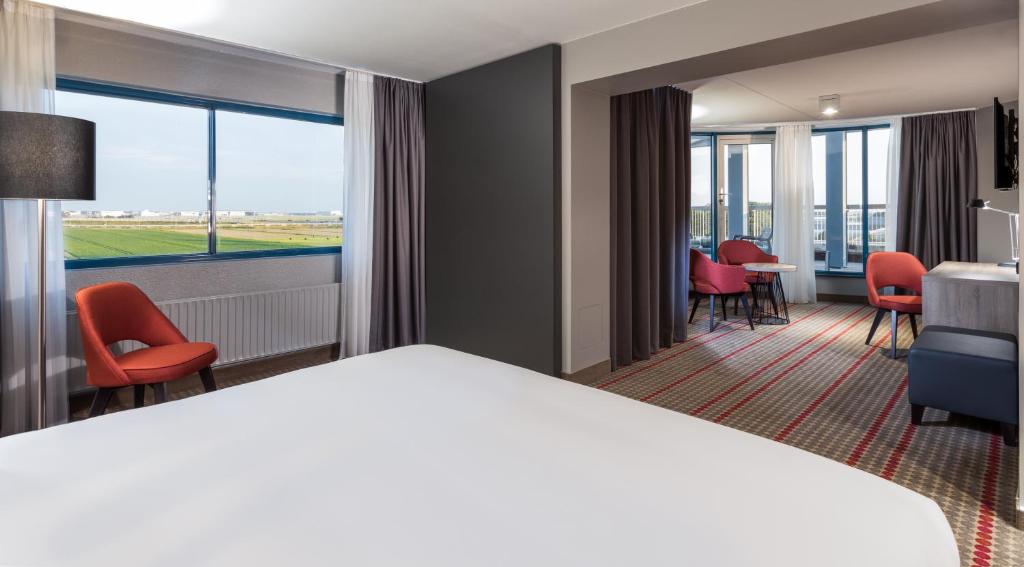 Сьюит (Улучшенный люкс с кроватью размера «king-size»), Dorint Airport-Hotel Amsterdam