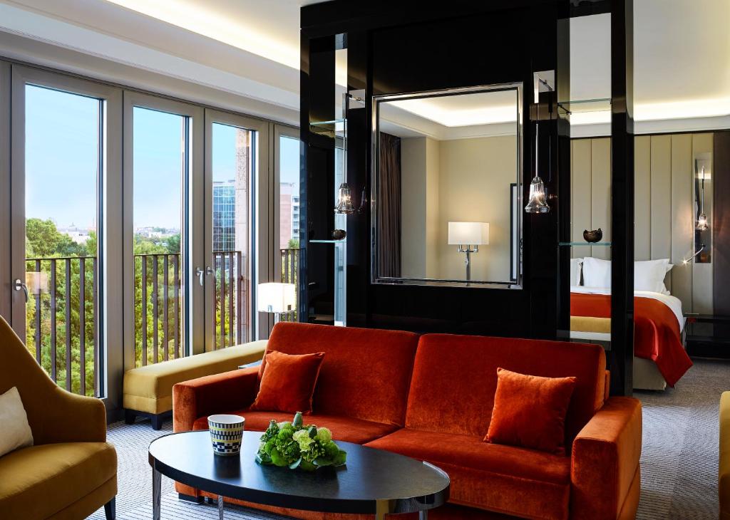 Двухместный (Улучшенный люкс с 1 кроватью размера «king-size»), Sofitel Frankfurt Opera