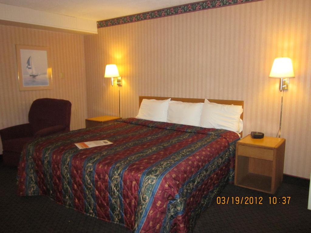 Howard Johnson by Wyndham Benton Harbor photo 2