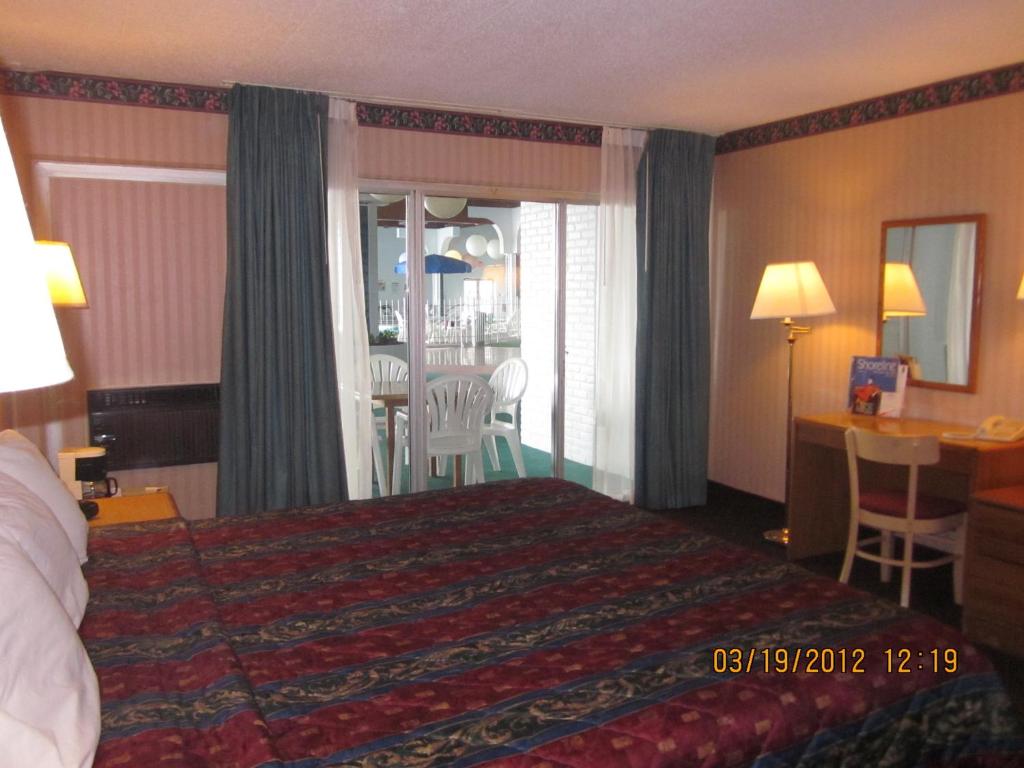 Howard Johnson by Wyndham Benton Harbor photo 1