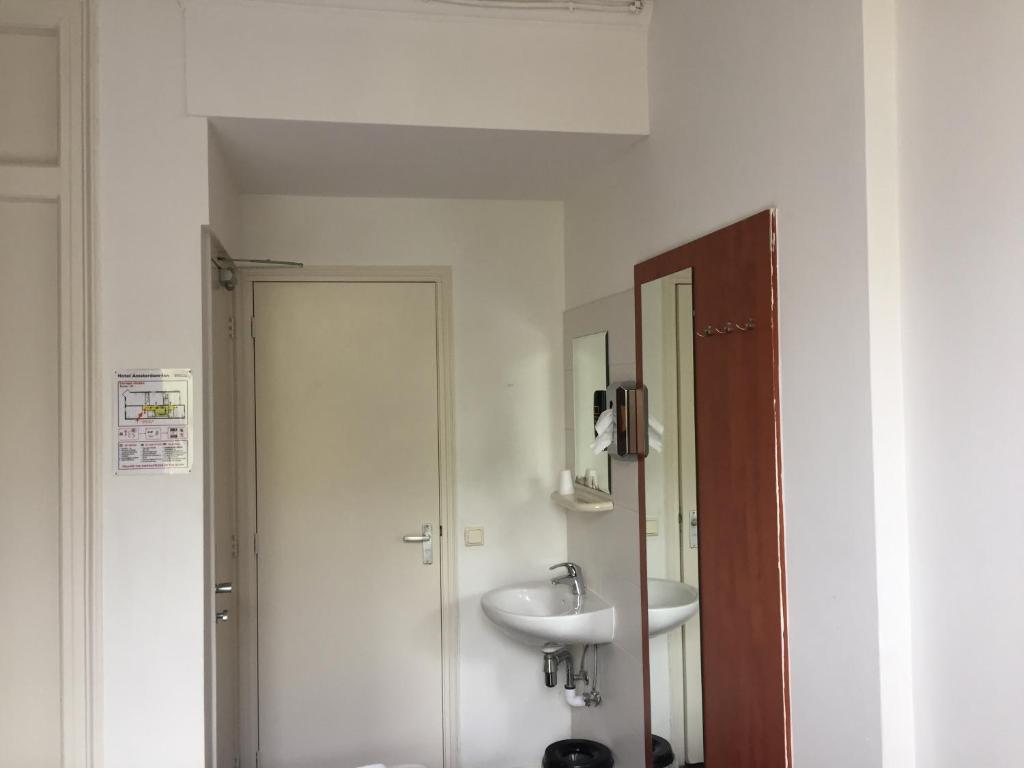 Двухместный (Двухместный номер с 2 отдельными кроватями, вид на канал), Hotel Amsterdam Inn