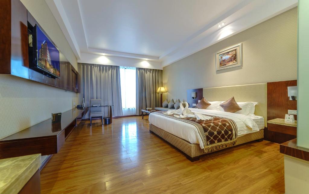 Двухместный (Book 1 Superior Room & get 2 Superior Rooms Free on Same Night), Clarion Inn Jaipur