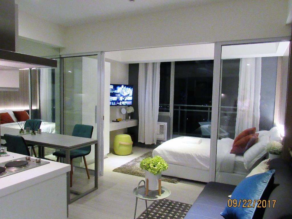 Azure Urban Beach Resort Manila by Radlett photo 2