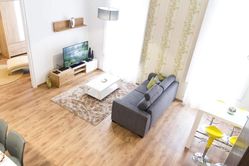Luxury 2BR Apt by the Synagogue - Tap to explore photos