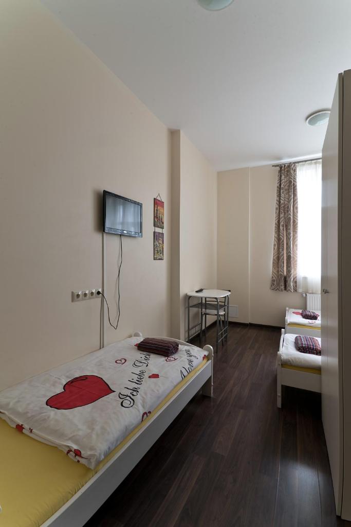 Трехместный (Трехместный номер с душем), Happy Hotel
