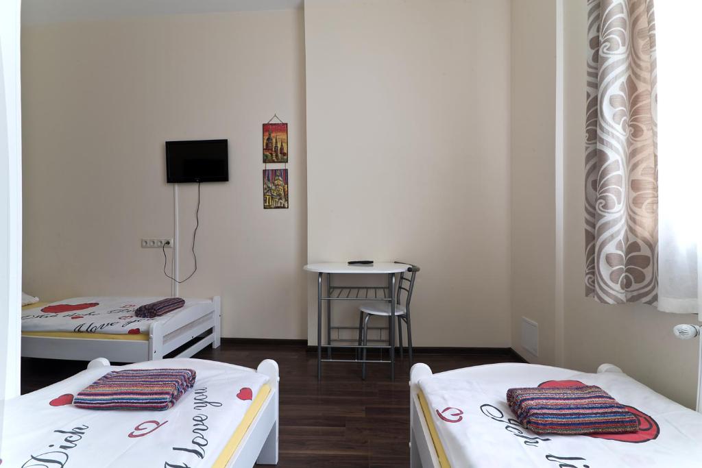 Трехместный (Трехместный номер с душем), Happy Hotel