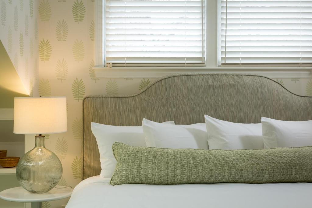 Brass Lantern Inn photo 4