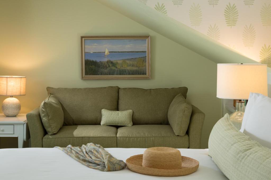 Brass Lantern Inn photo 3