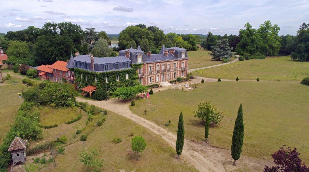 Chateau le Quesnoy photo 1