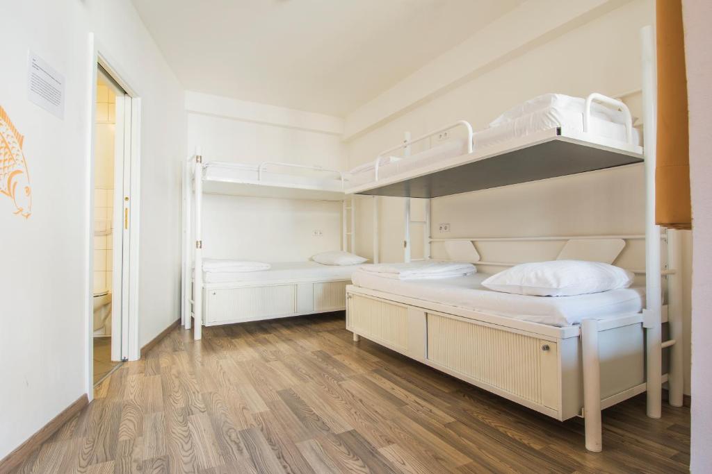Номер (Кровать в общем номере с 4 кроватями), Хостел Equity Point Prague