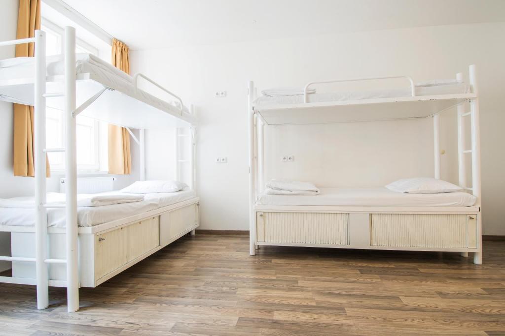 Номер (Кровать в общем 8-местном номере), Хостел Equity Point Prague