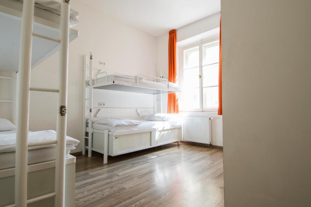 Номер (Кровать в общем 6-местном номере), Хостел Equity Point Prague