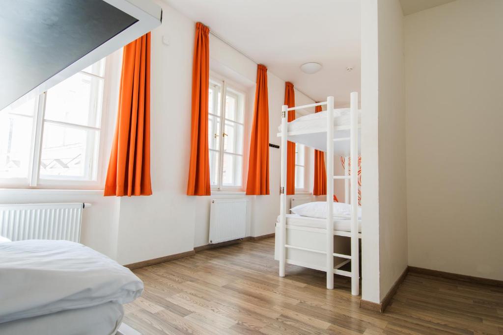 Номер (Кровать в общем 6-местном номере), Хостел Equity Point Prague
