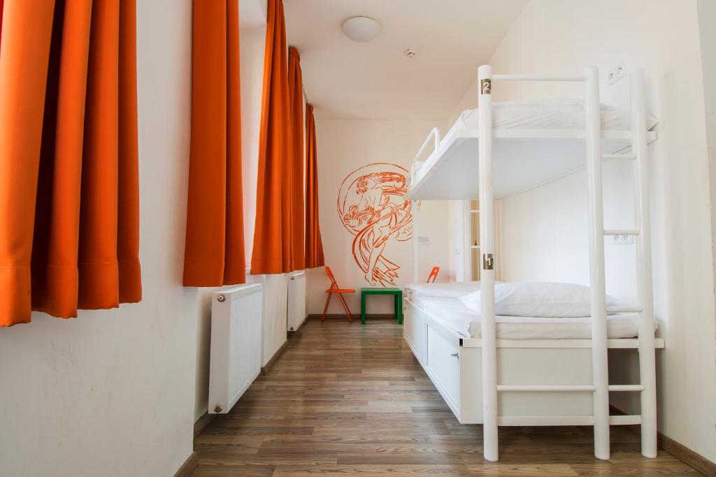 Номер (Кровать в общем 6-местном номере), Хостел Equity Point Prague