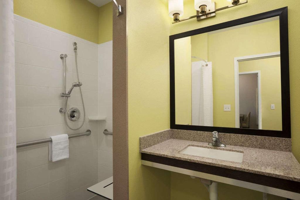 Days Inn & Suites by Wyndham Altoona photo 2