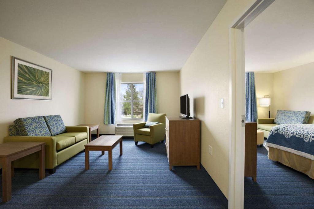Days Inn & Suites by Wyndham Altoona photo 3