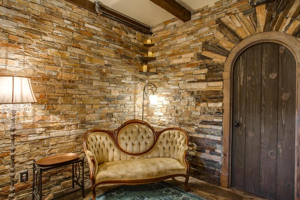 Storybook Riverside Inn photo 1
