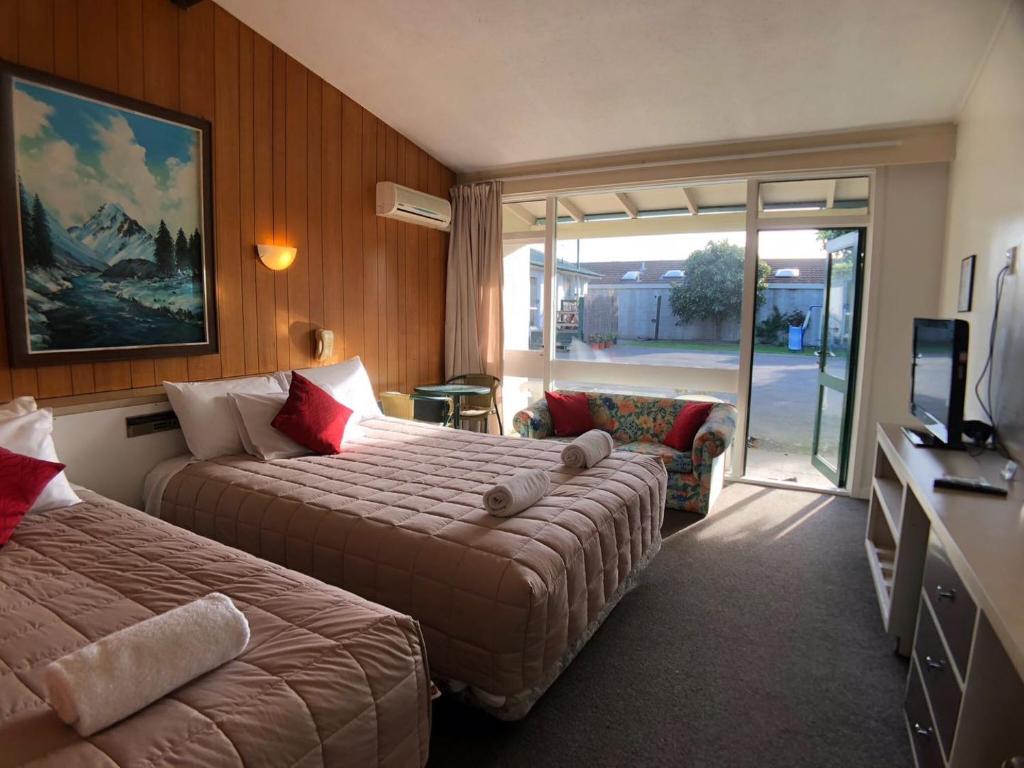 Tui Lodge Motel - Tap to explore photos