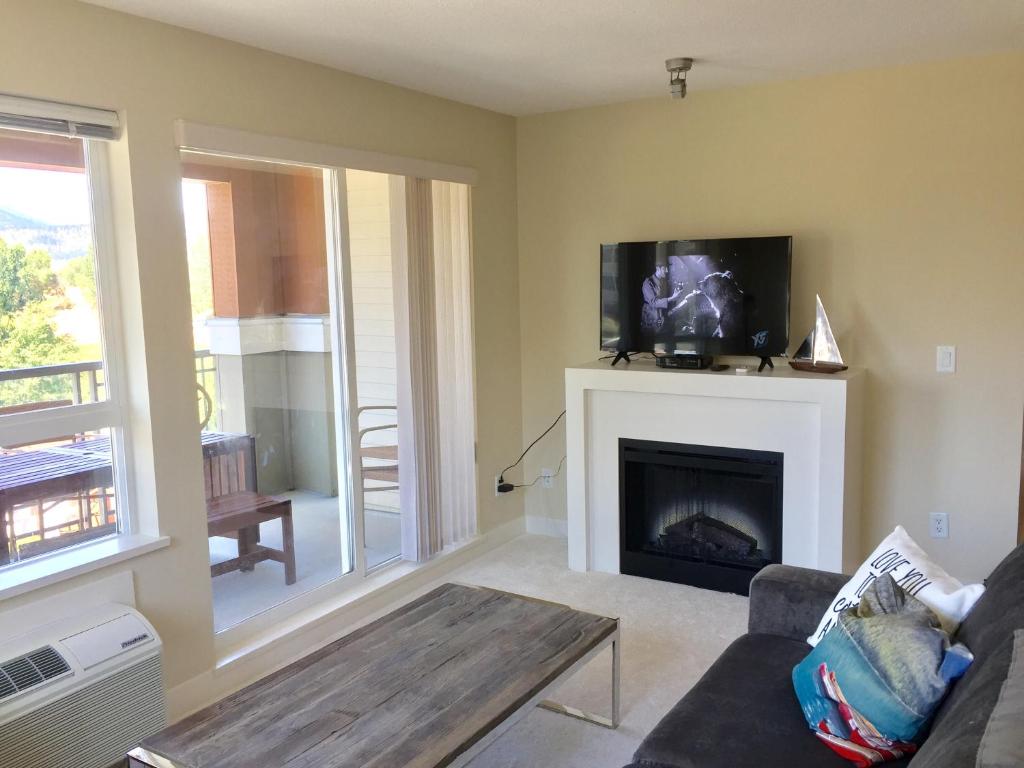 3 Bedroom Condo Steps to Lake & Stroll to Downtown photo 1