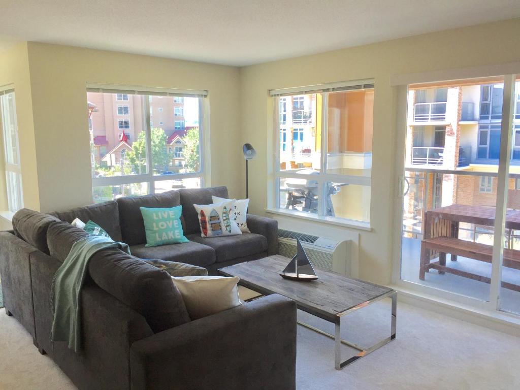 3 Bedroom Condo Steps to Lake & Stroll to Downtown photo 2