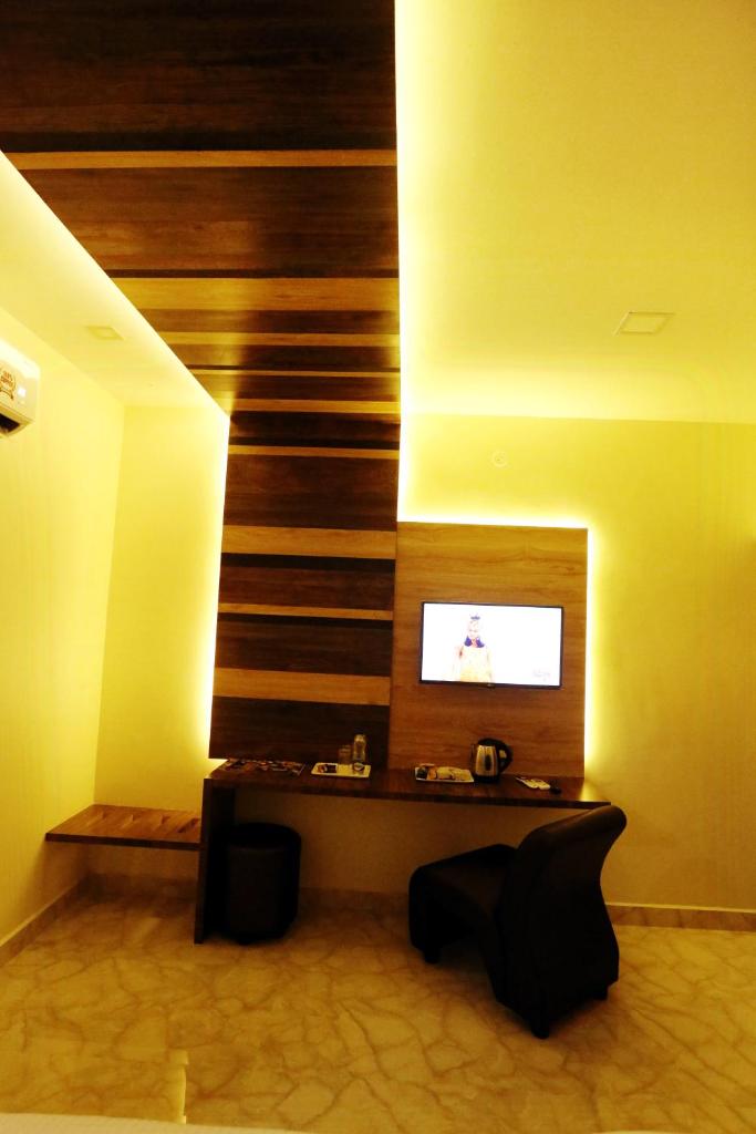 Трехместный (Premium Triple Room With One Way Airport Transfer), Hotel Sai Krish Grand