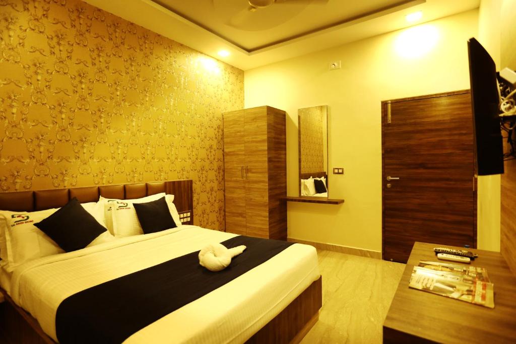 Двухместный (Улучшенный двухместный номер с 1 кроватью), Hotel Sai Krish Grand