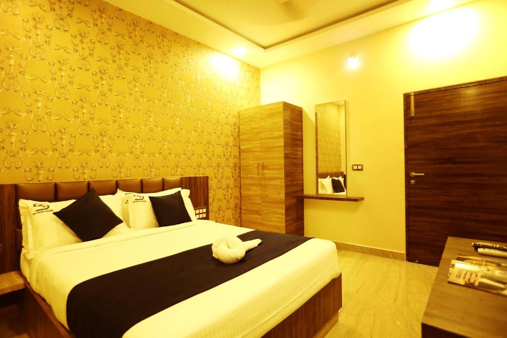 Двухместный (Улучшенный двухместный номер с 1 кроватью), Hotel Sai Krish Grand