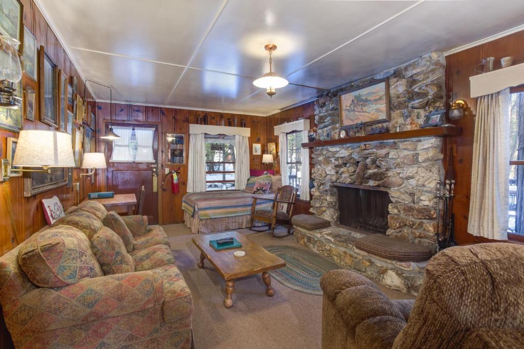 80 Chattertons Cottage photo 3