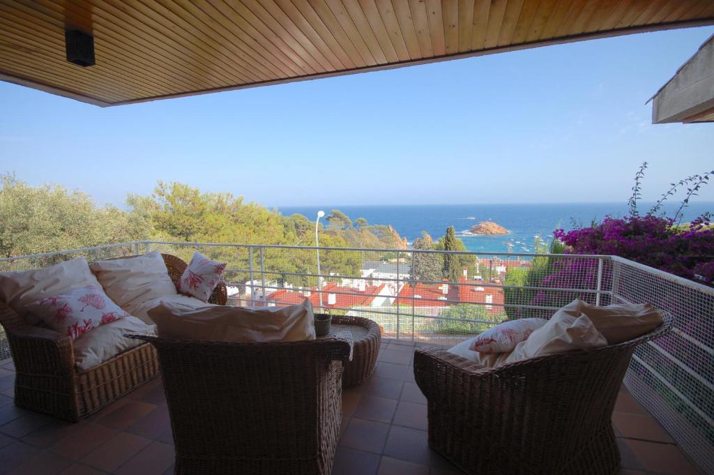 Lets Holidays Sailor House with Sea Views photo 3