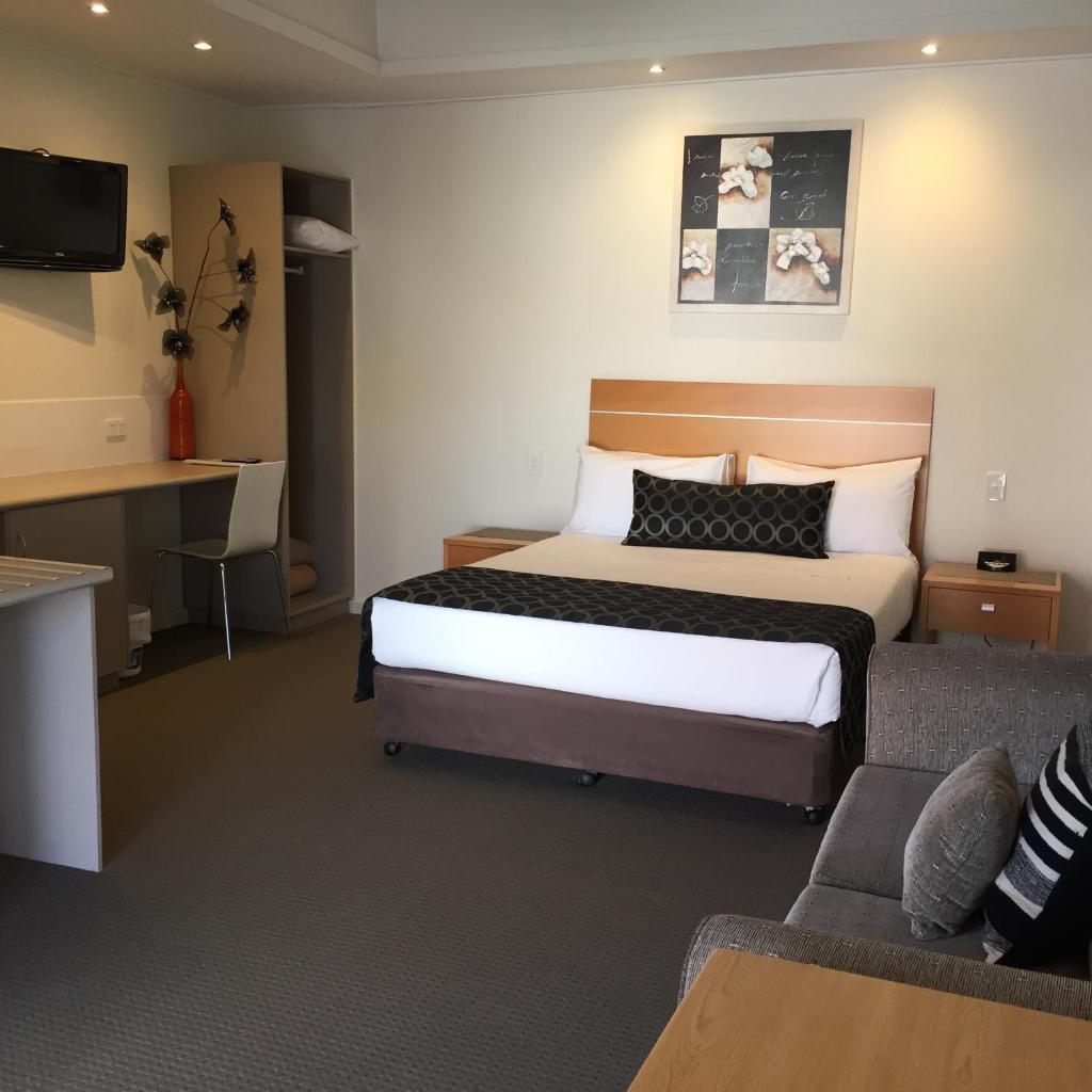 Burkes Hotel Motel photo 4