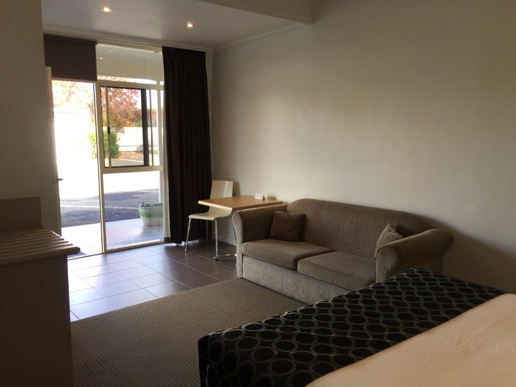 Burkes Hotel Motel photo 3