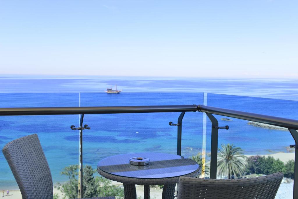 Azura Deluxe Resort & Spa - Ultra All Inclusive photo 3