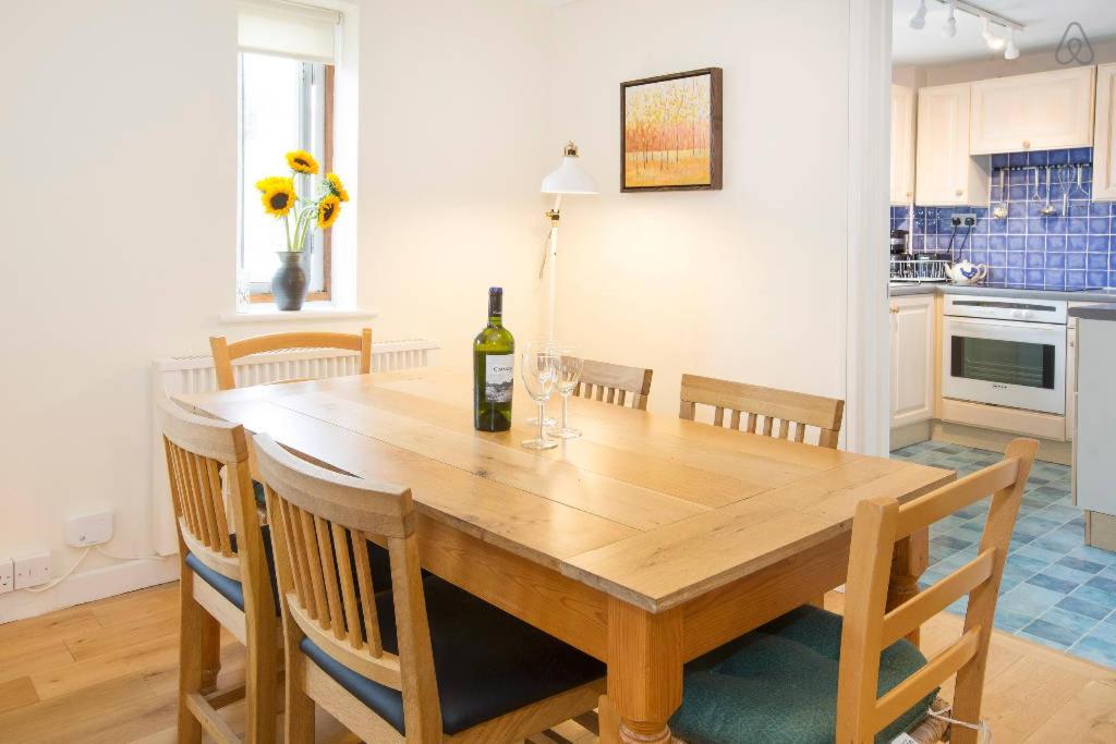 Bright Oxford Apartment - Tap to explore photos