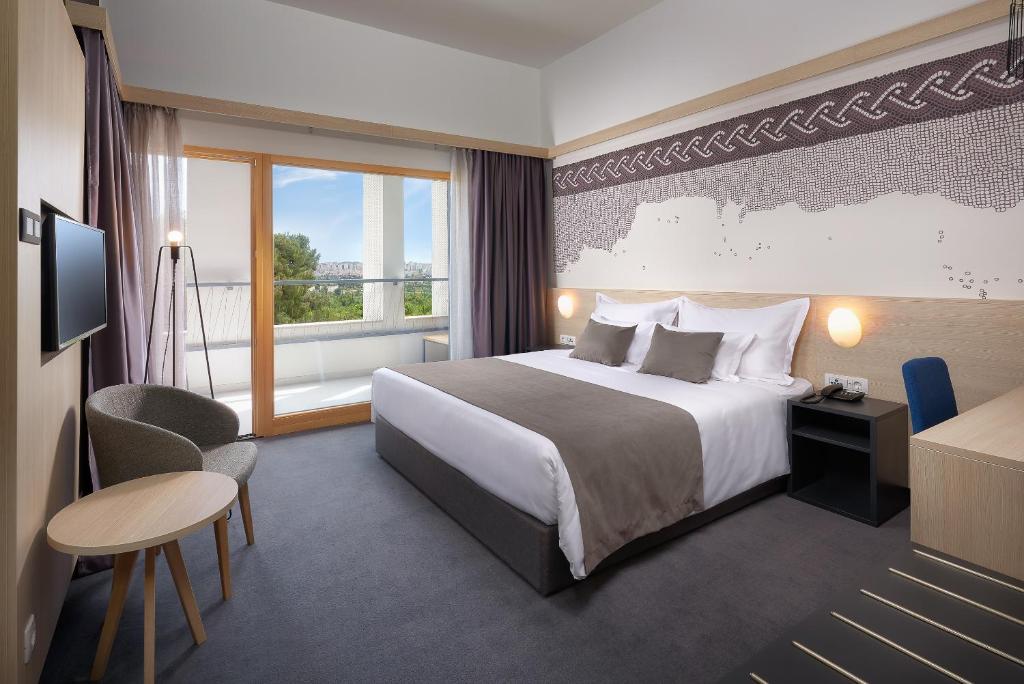 Двухместный (Улучшенный двухместный номер с 1 кроватью и балконом), Hotel Salona Palace