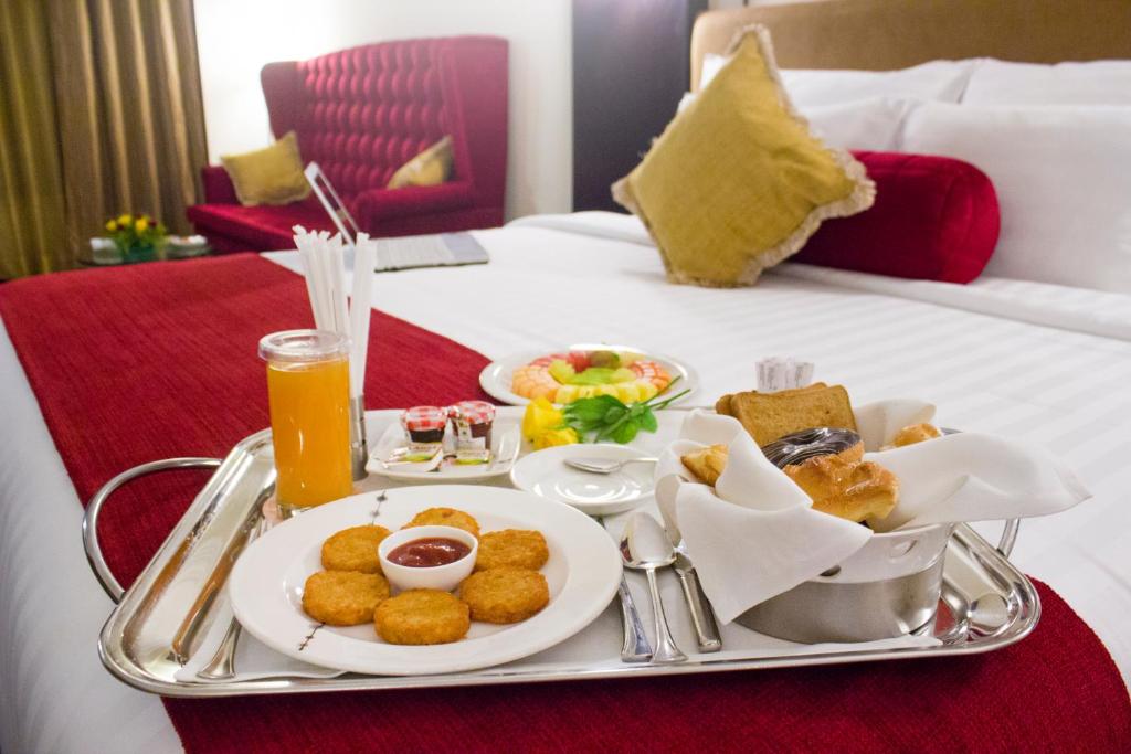 Двухместный (Staycation Package Executive Room with Breakfast, Lunch or Dinner & 24 Hours Check-in & Check-out & 25% Discount on Food), Sterlings Mac Hotel