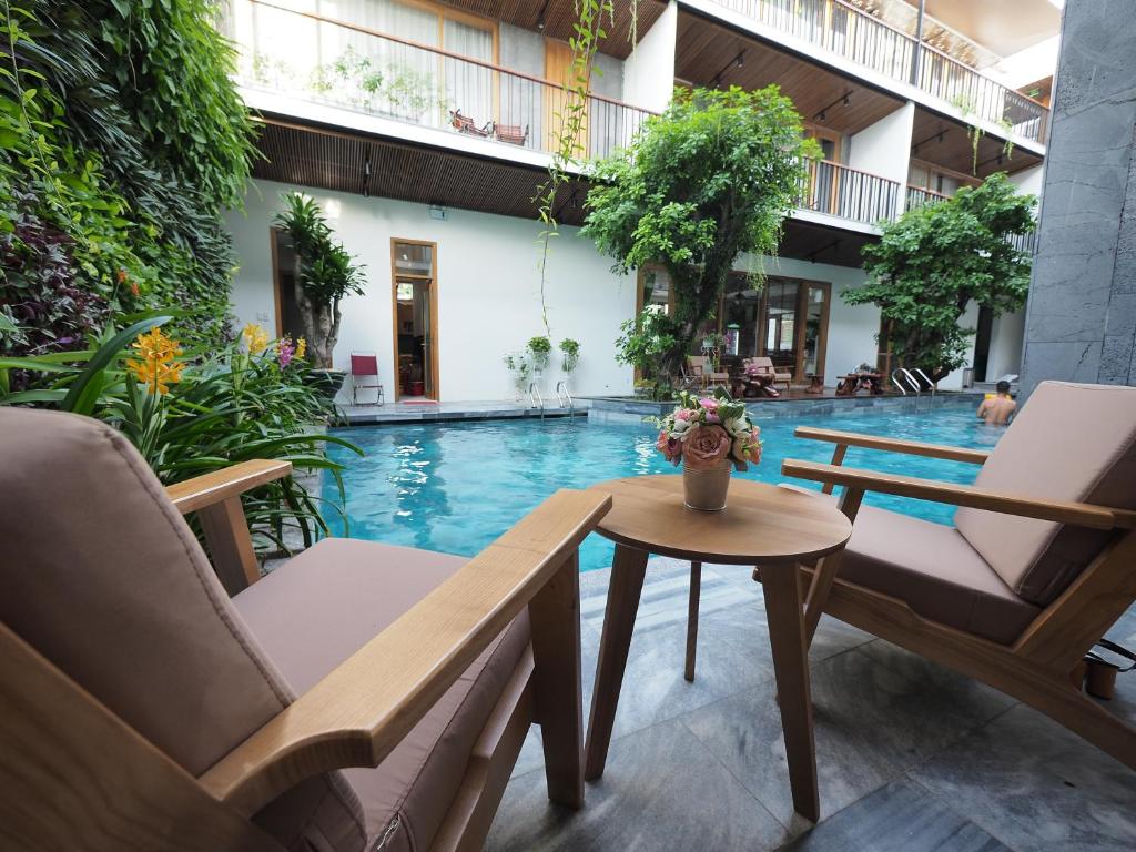 Двухместный (Двухместный номер с 1 кроватью и видом на бассейн), Tam House Villa Hotel