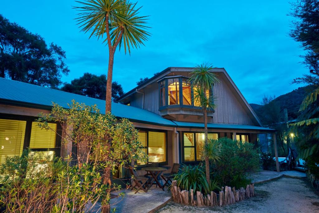 Awaroa Lodge photo 3