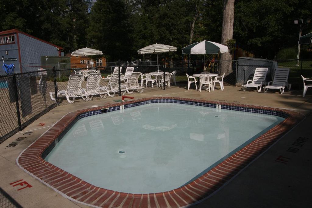 Williamsburg Camping Resort One Bedroom Loft Cabin 4 image