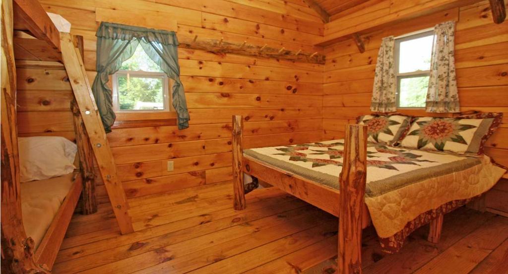 Robin Hill Camping Resort Deluxe Cottage 13 image