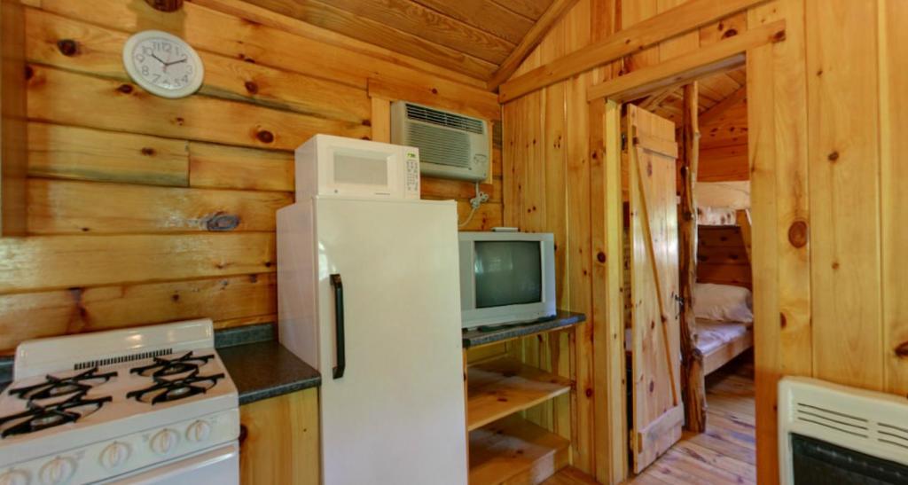 Robin Hill Camping Resort Deluxe Cottage 13 photo 1