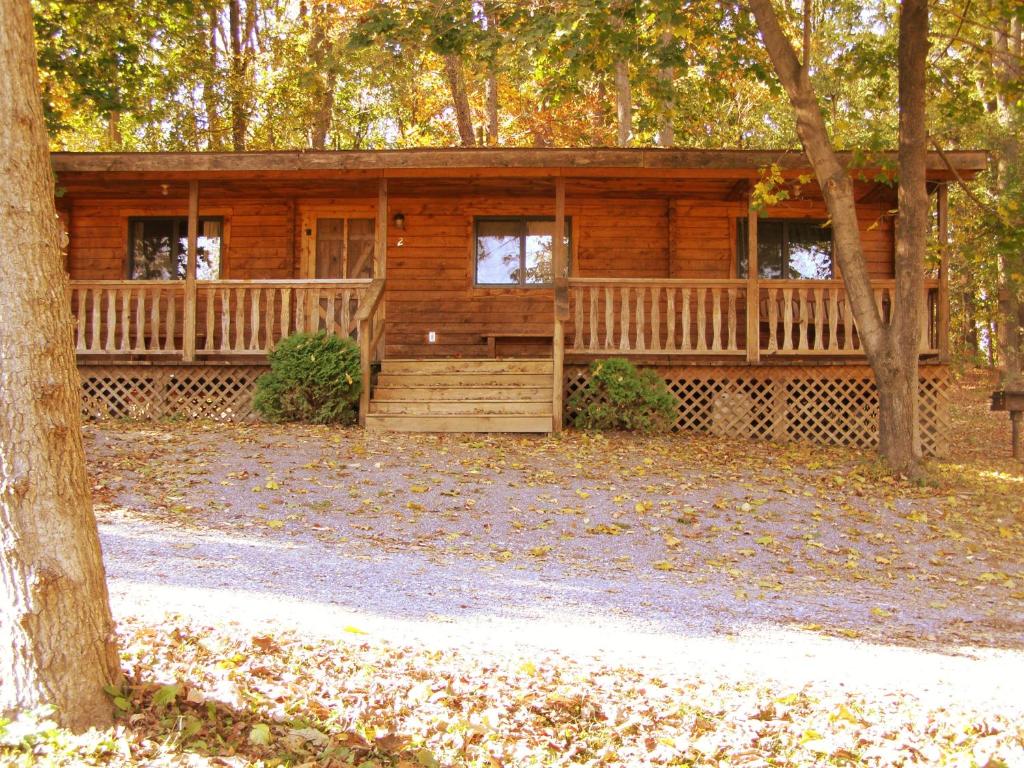 Robin Hill Camping Resort Two-Bedroom Cottage 6 photo 2