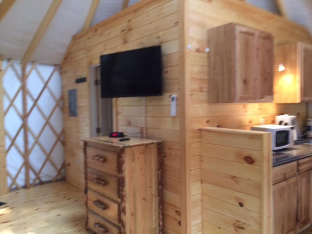 Circle M Camping Resort 24 ft. Yurt 2 photo 3
