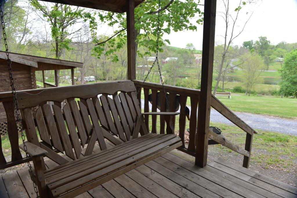 Robin Hill Camping Resort One-Bedroom Cottage 8 photo 2