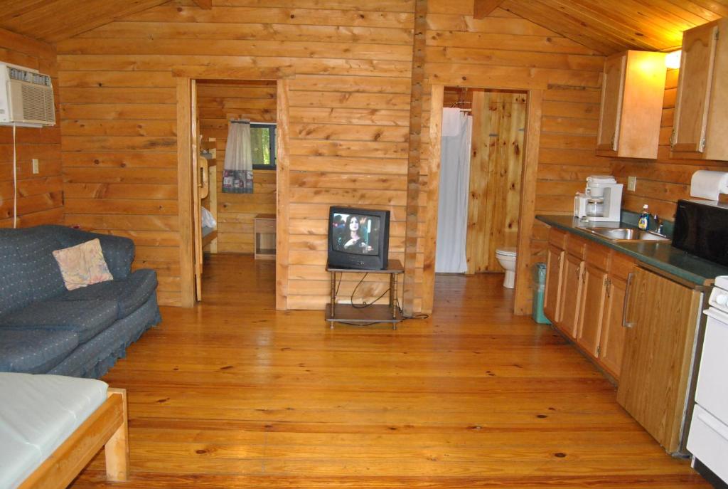 Robin Hill Camping Resort One-Bedroom Cottage 8 photo 3