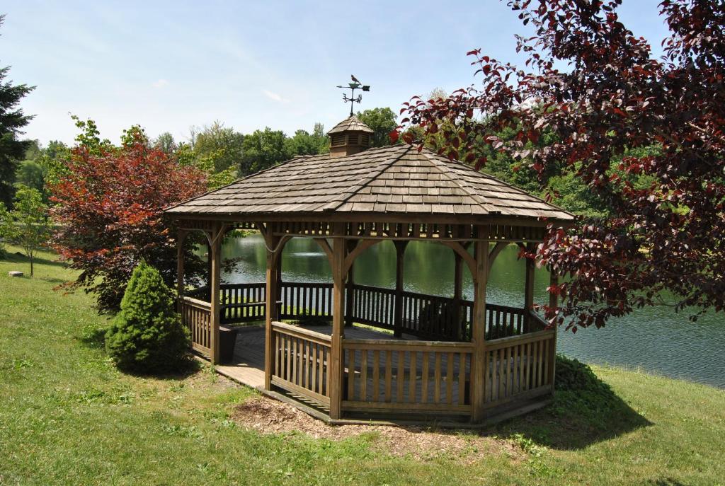 Robin Hill Camping Resort Two-Bedroom Cottage 6 photo 4