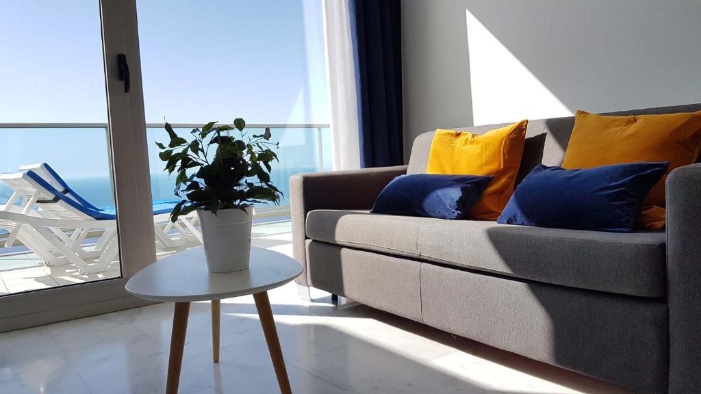 Luxury Penthouse on the 42nd floor with amazing sea views photo 2
