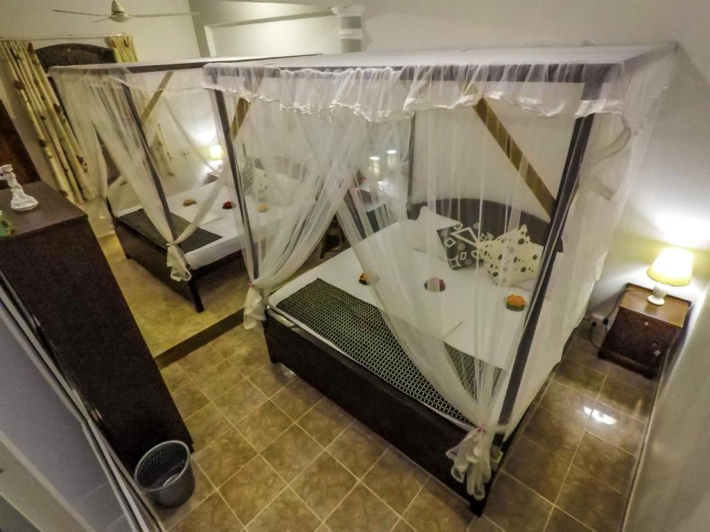 Четырехместный (Standard Quadruple Room with 2 King Beds), Beach Haven Guest House